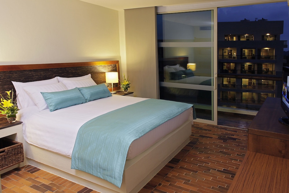 Suite, 1 King Bed, Garden View - Photo 3