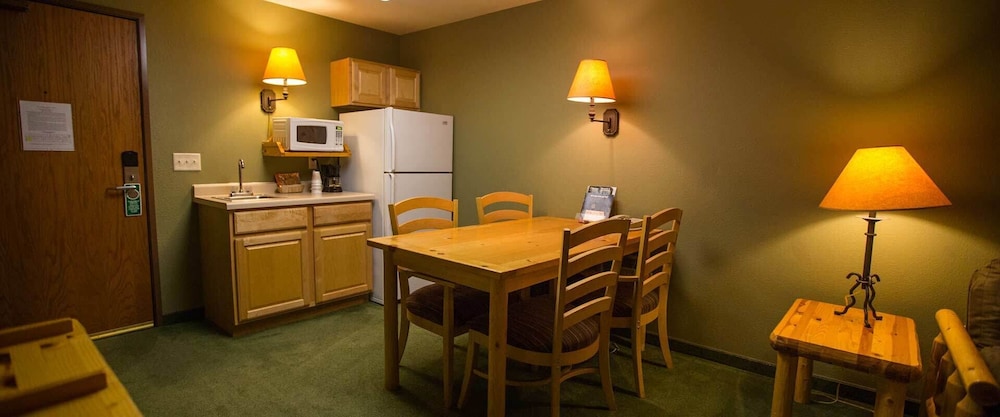 Deluxe Suite, 2 Queen Beds (Blue Heron) photo 2