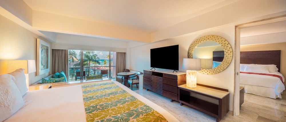 Ocean Front Two Bedroom Family & Friends Suite (1K+2Q) - Photo 2