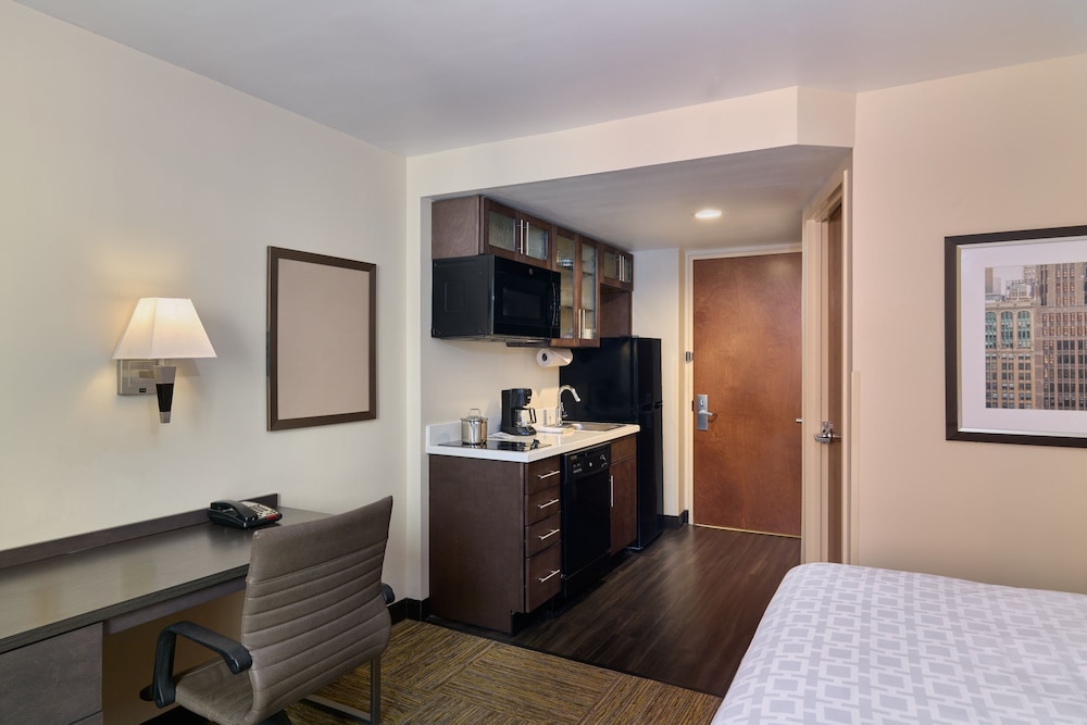Studio Suite, 1 Queen Bed, City View