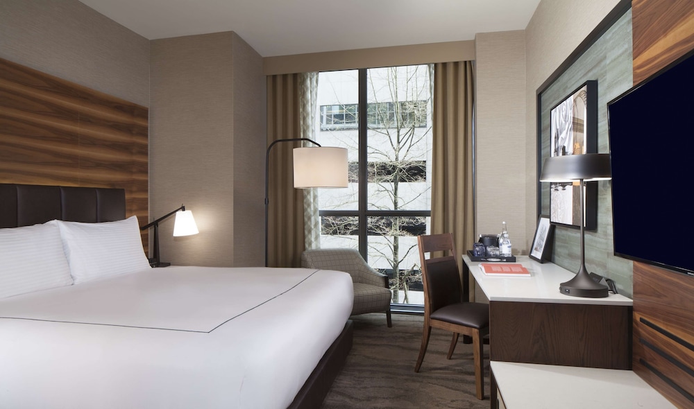 Room, 1 King Bed, Accessible, River View (Roll-In Shower)