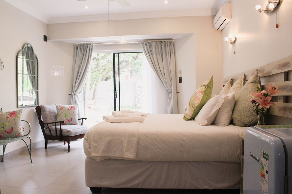 Luxury King Suite photo 2