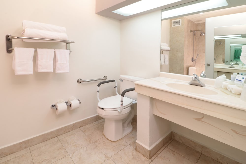 Room, 2 Queen Beds, Accessible (Roll-In Shower) - Photo 13