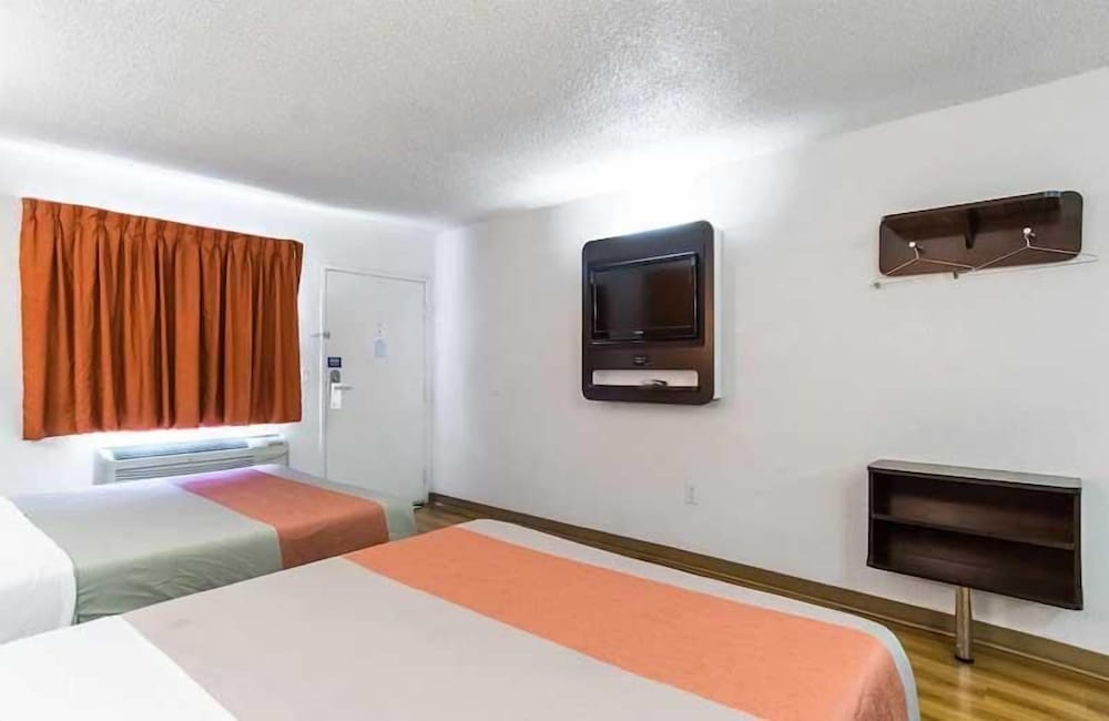 Basic Room, 2 Queen Beds - Photo 1