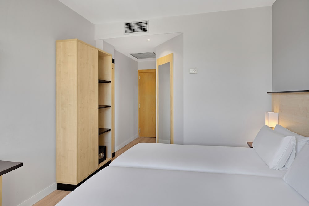 Twin Room - Photo 2