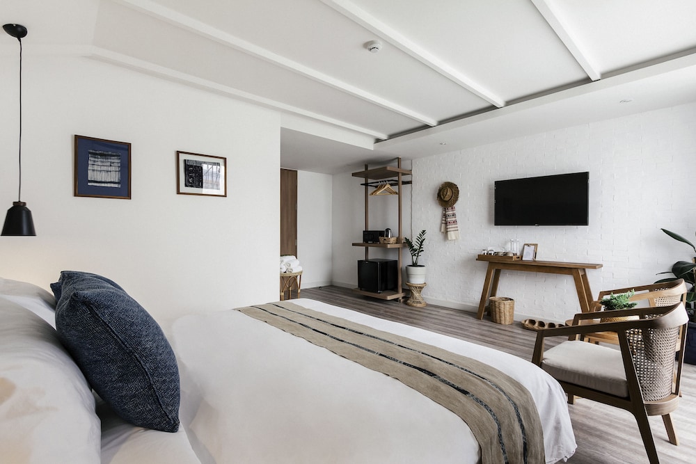 Deluxe Room - Photo 10