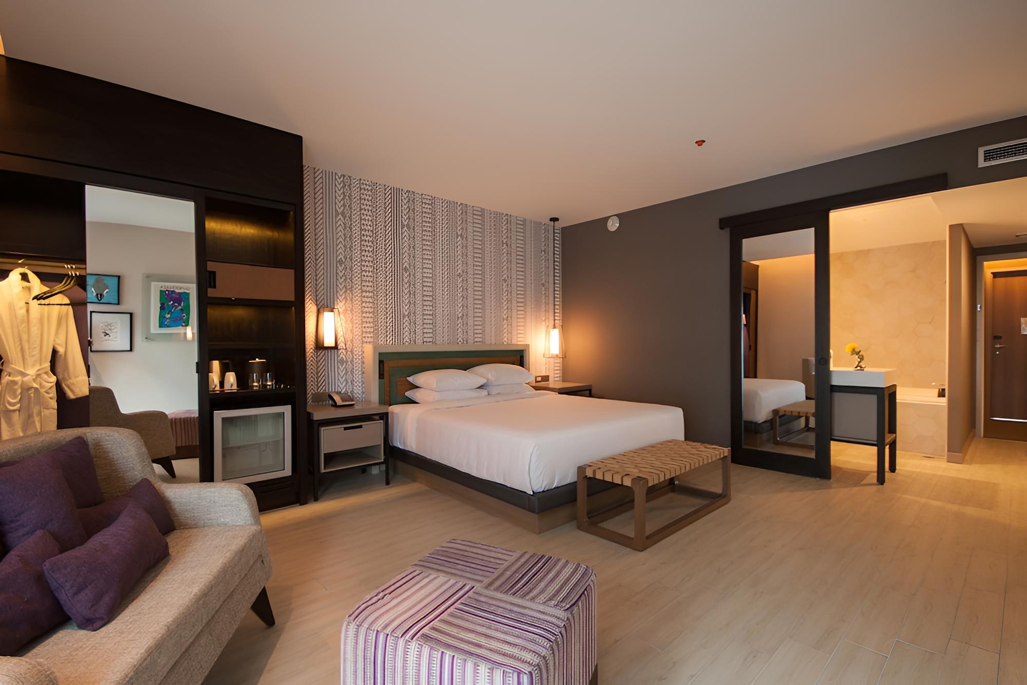 Deluxe Suite, 1 King Bed photo 2