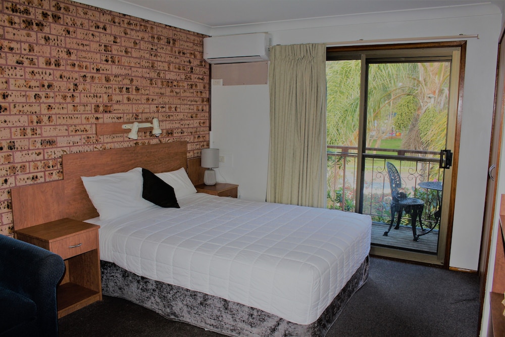 Queen Room with Balcony photo 3