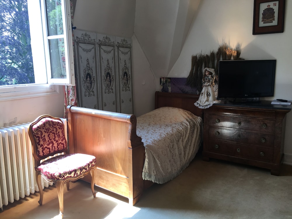 Directory Family Room With Teenager Bed photo 2