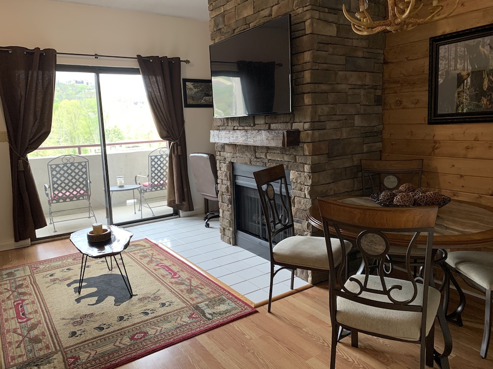 Condo, 2 Bedrooms (602) photo 1