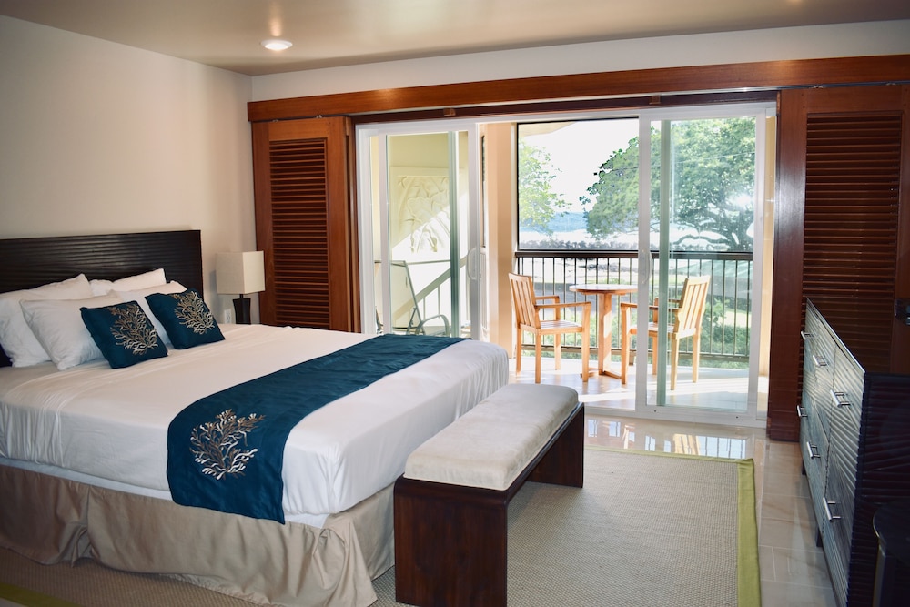 Luxury Studio Suite, 1 King Bed, Beach View, Oceanfront Lehua photo 1