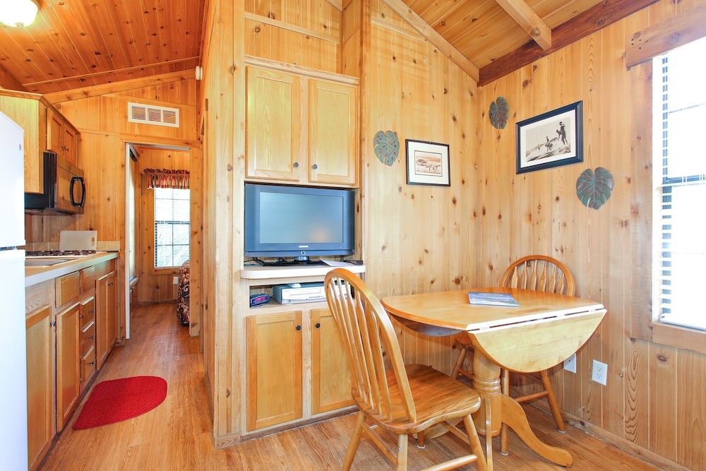 Cabin, 1 Bedroom, Non Smoking (Pets OK, Linens Available) photo 3