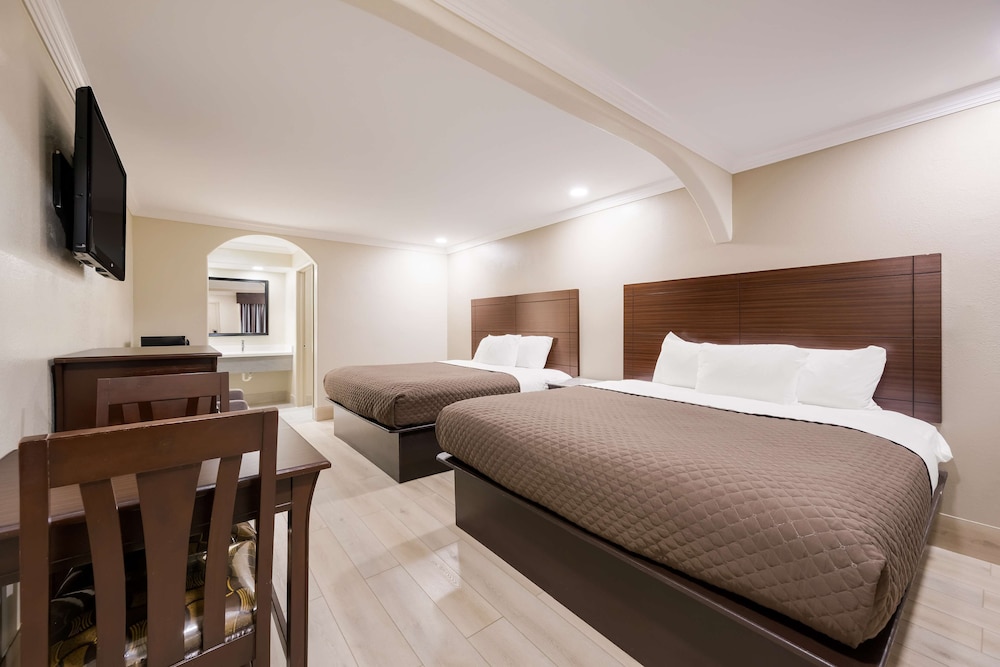 Room, Non Smoking (2 King Beds) - Photo 2