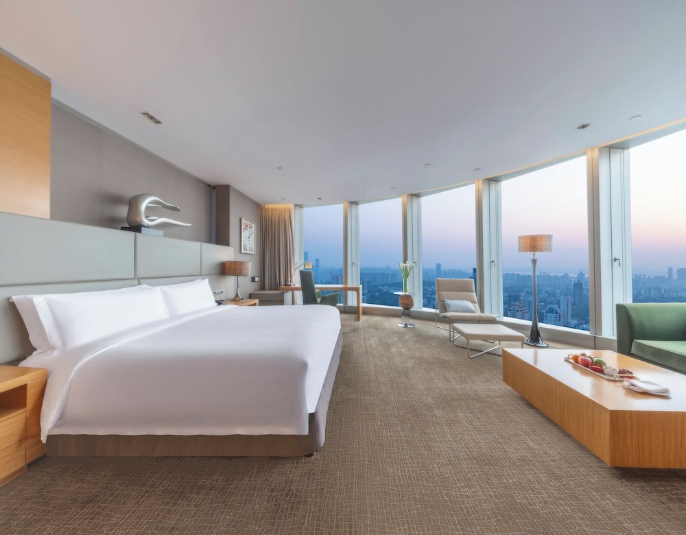Junior Suite, 1 King Bed, Club Lounge Access, City View