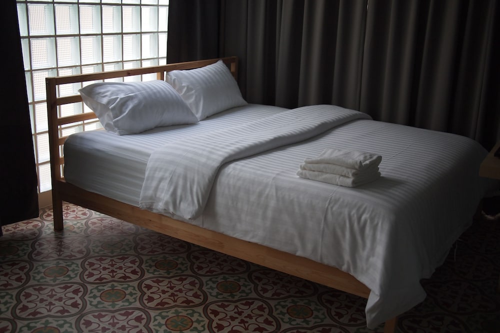 WXL Superior: King Room with Private Bathroom photo 1