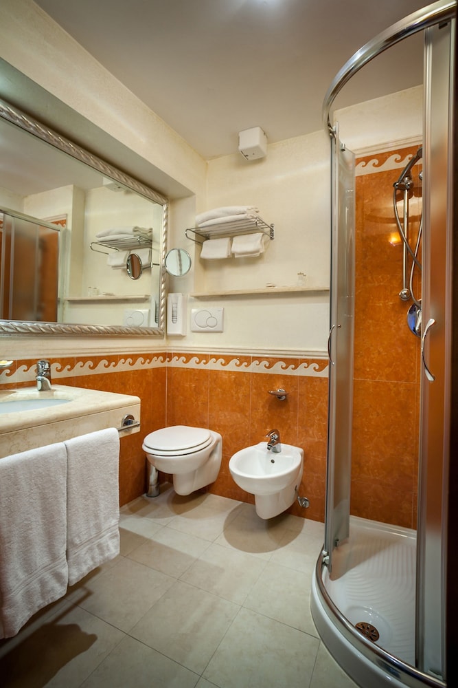 Deluxe Triple Room - Photo 16