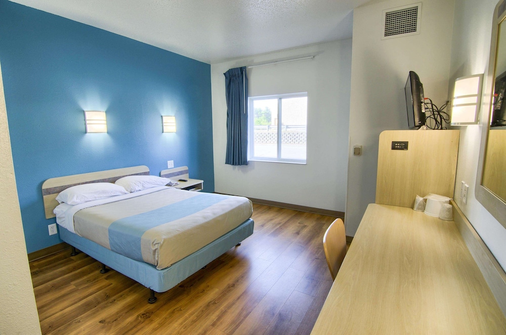 Deluxe Suite, 1 Queen Bed, Non Smoking, Refrigerator & Microwave