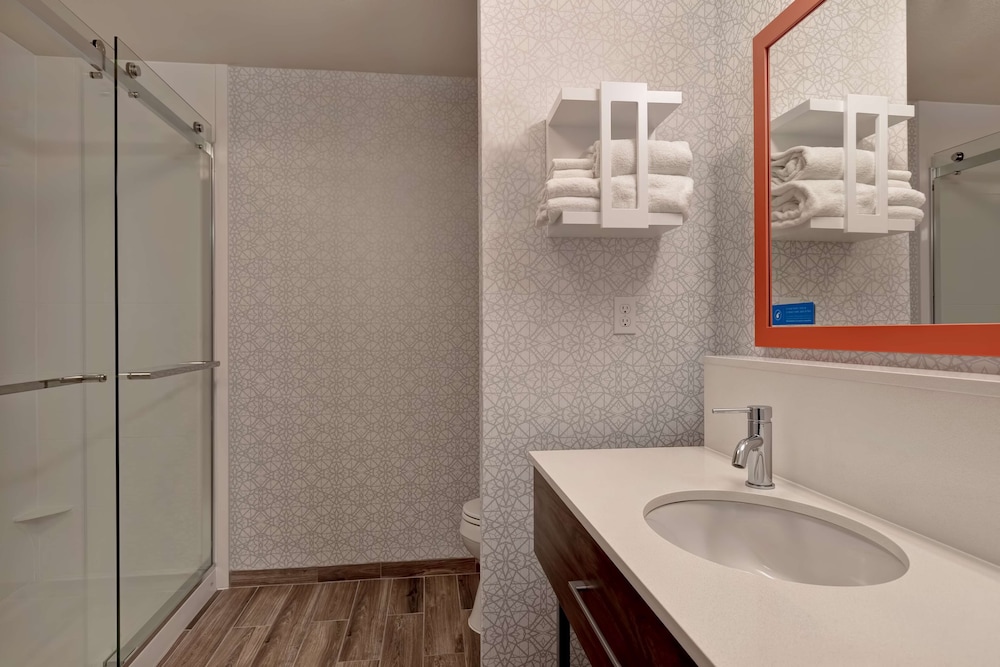Room, 1 King Bed, Accessible, Non Smoking (Roll-in Shower) - Photo 4