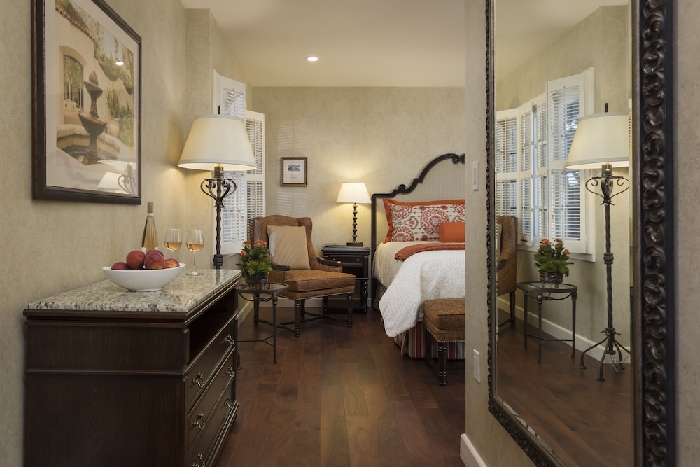 Junior Suite, 1 King Bed, Accessible photo 1