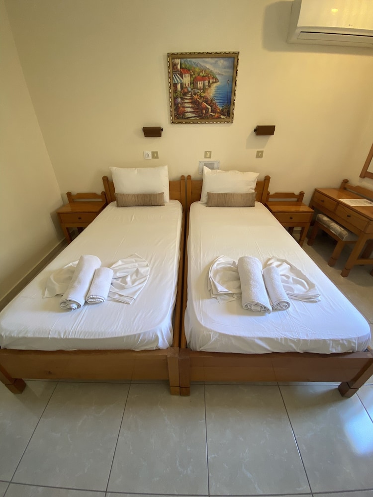 Economy Twin Room, 2 Twin Beds, Courtyard View (With Window) photo 3