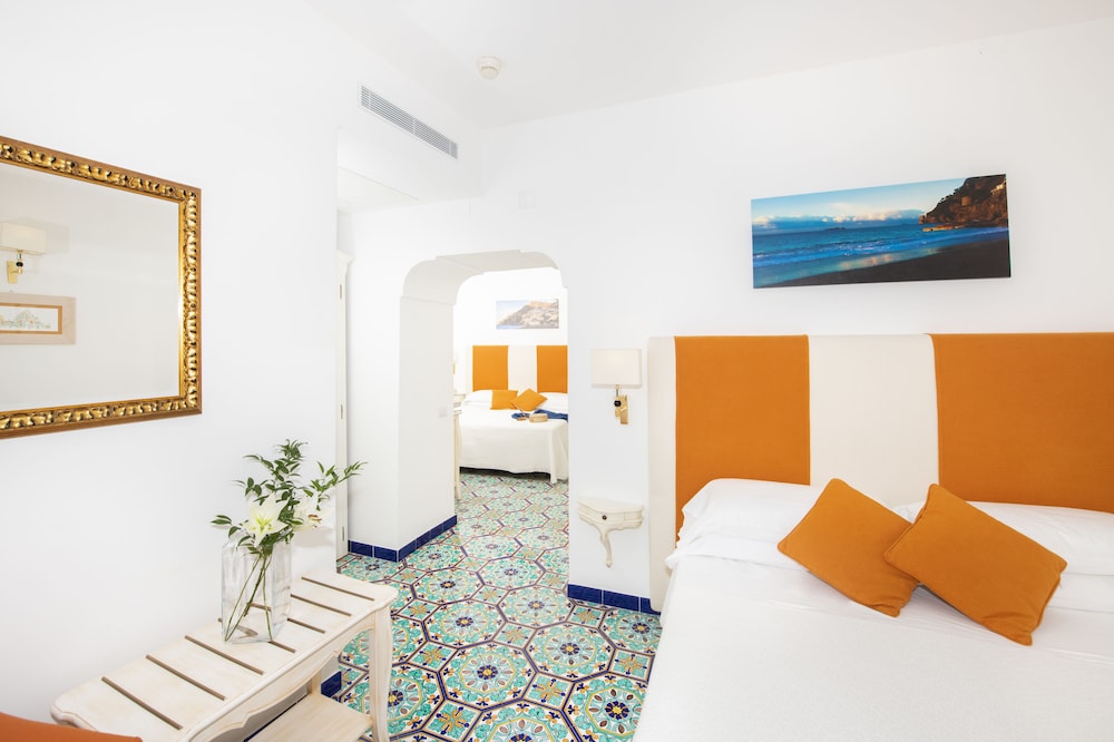 Family Quadruple Room - Photo 1