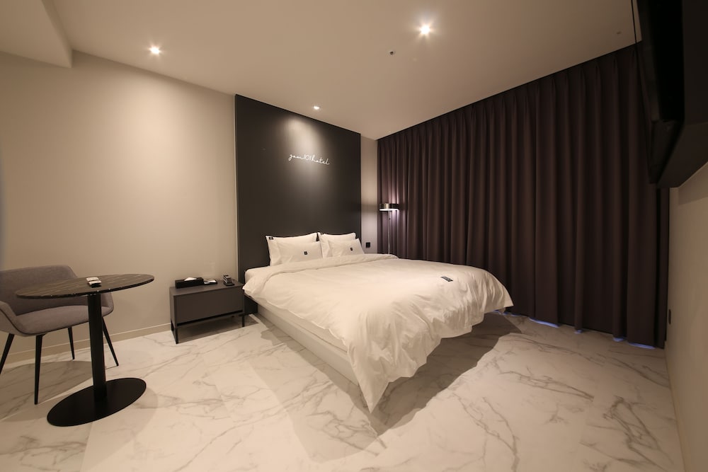 Deluxe Double Room - Photo 11