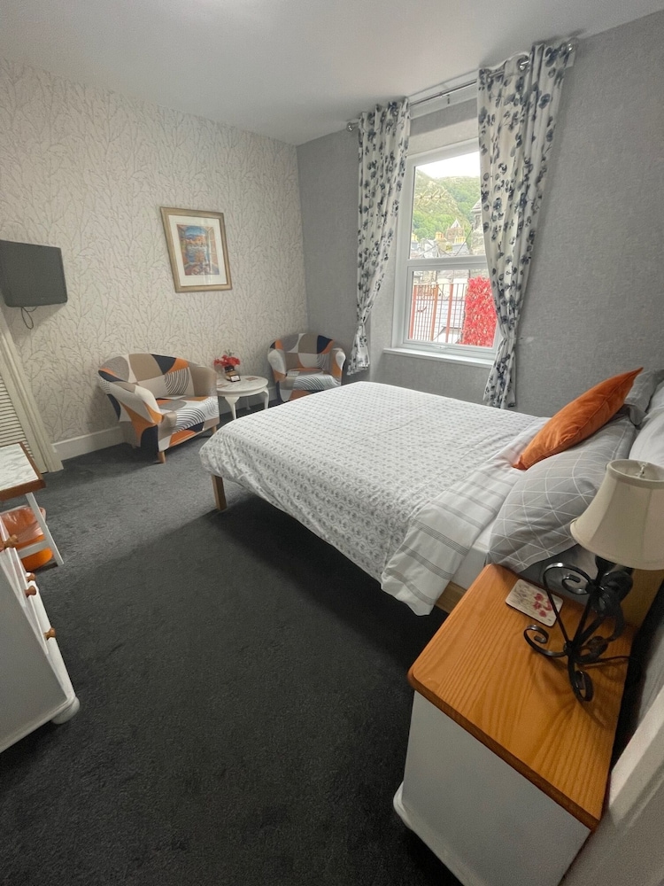 Room 5 - Double En-suite Hillview Room