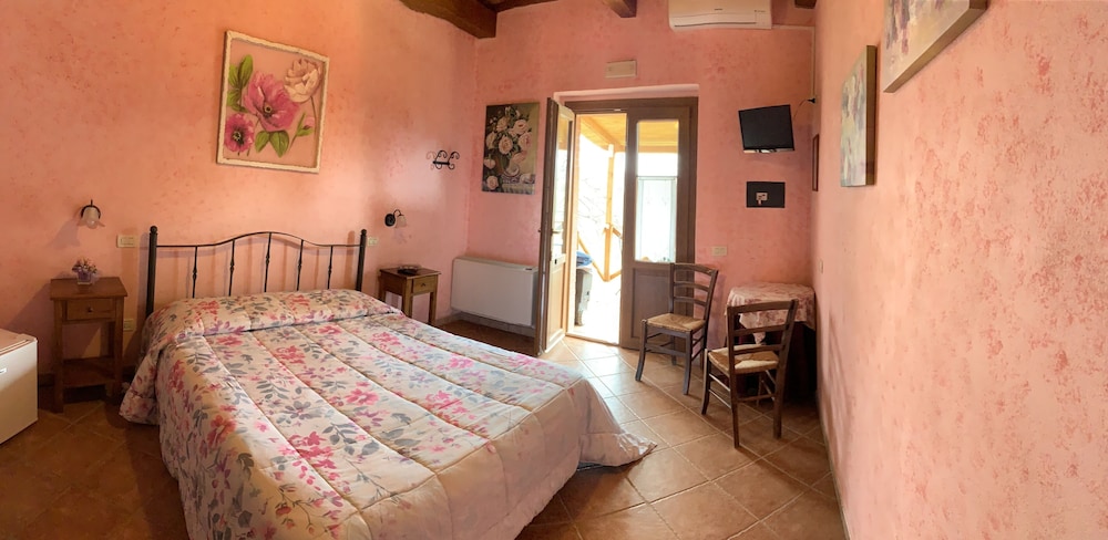 Standard Double Room (Rosa)