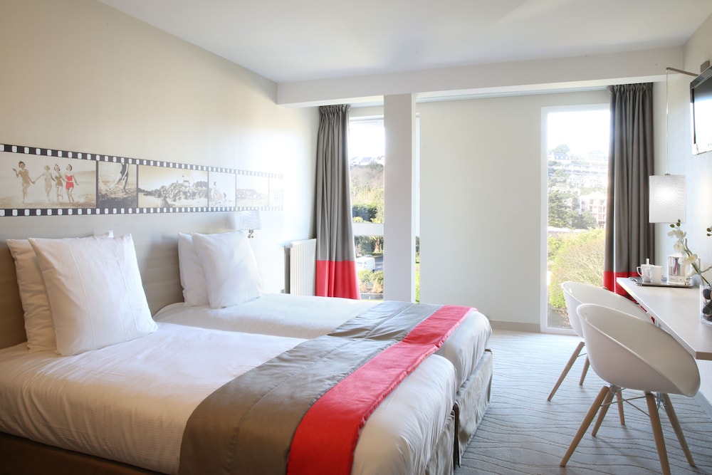 Comfort Room, 1 Queen Bed (Larger Room) - Photo 9