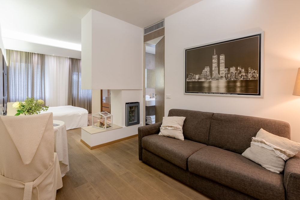 Round Suite with Hot Tub - Photo 10