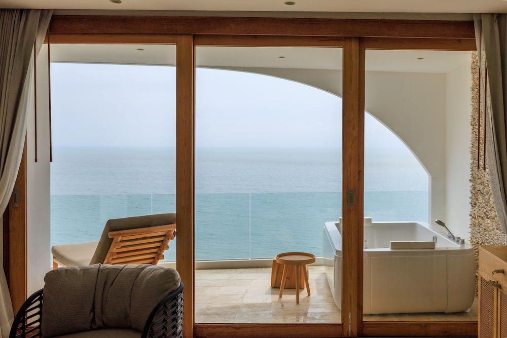 Executive Suite - Photo 14