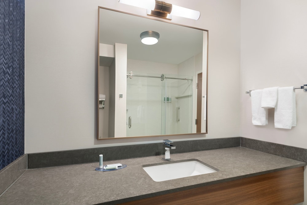 Executive Suite, 1 King Bed (Hearing Accessible) - Photo 8