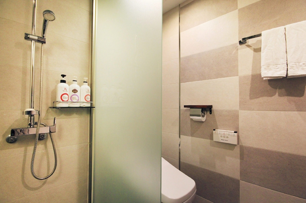 Business Twin Room - Styler in room, Smoking/Non smoking will be assigned upon check-in photo 3