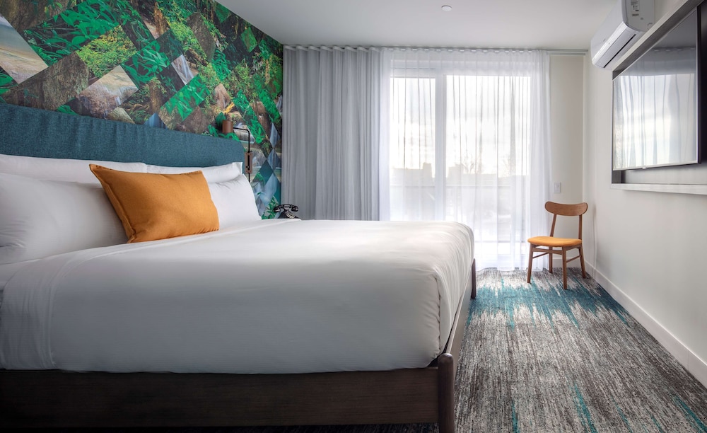 Suite, 1 King Bed, Balcony