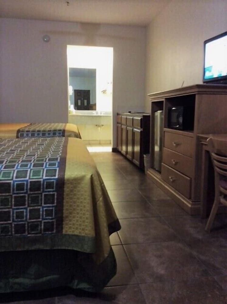 Deluxe Room, 2 Queen Beds, Smoking - Photo 4