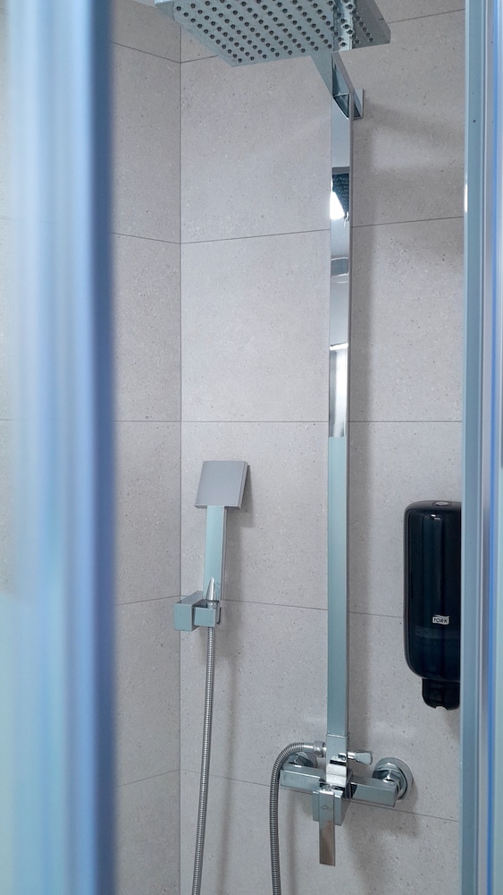 Double Room, Private Bathroom, Ground Floor - Photo 2