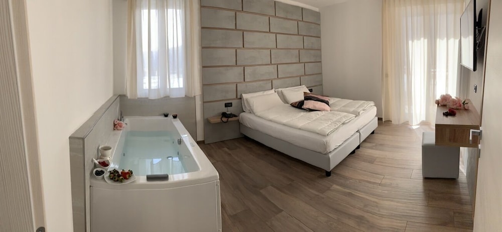 Deluxe Studio Suite, Jetted Tub, Lake View