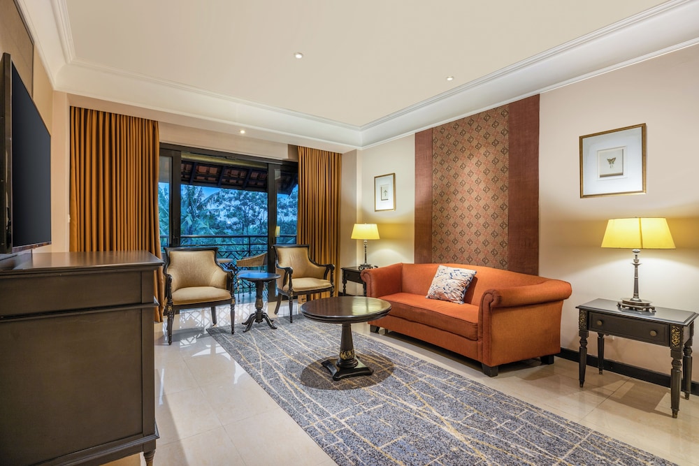 Junior Room, 1 King Bed, Balcony, Pool View photo 3