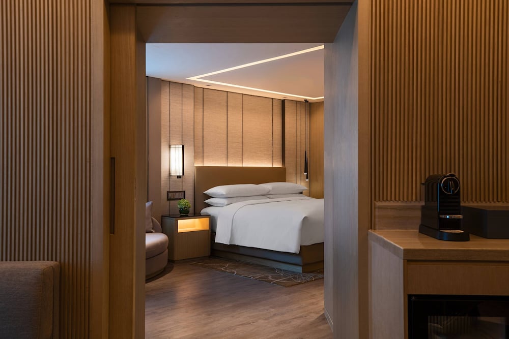 Executive Suite, 1 King Bed, City View photo 3