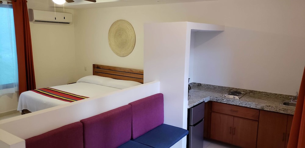 Deluxe Room, 1 King Bed, Pool View