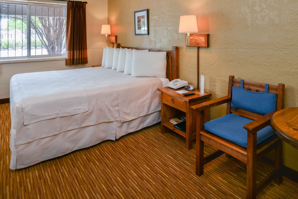 Room, 1 King Bed photo 2