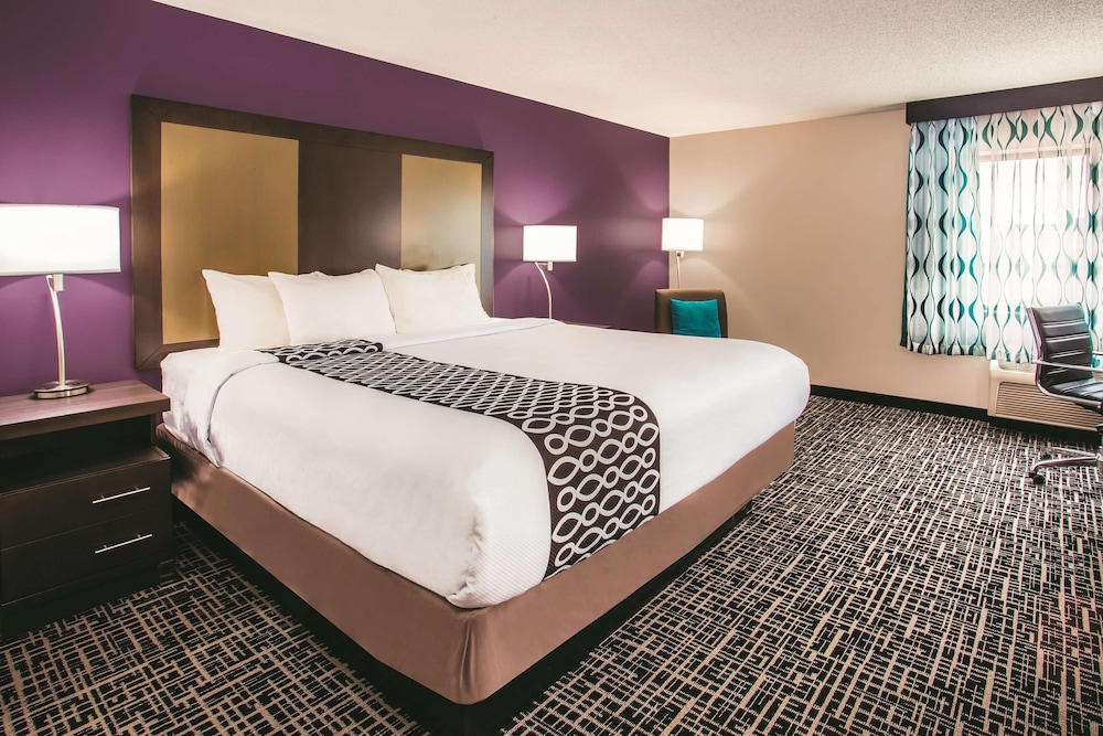 Deluxe Room, 1 King Bed, Non Smoking photo 2