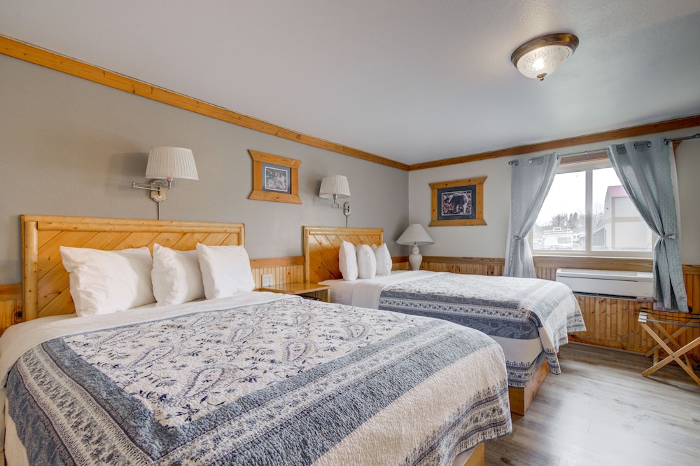 Superior Double Queen Room photo 3