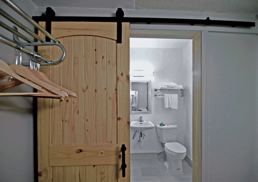 Standard Room, 1 King Bed, Non Smoking - Photo 16
