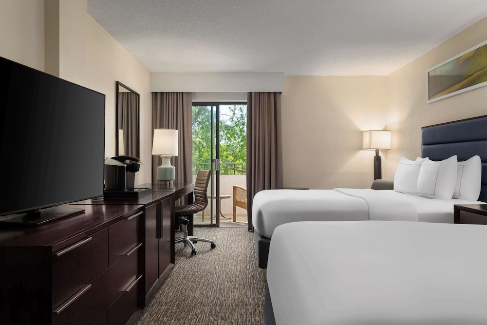 Room, 2 Queen Beds, Balcony (Hearing, Top Floor) thumbnail 5