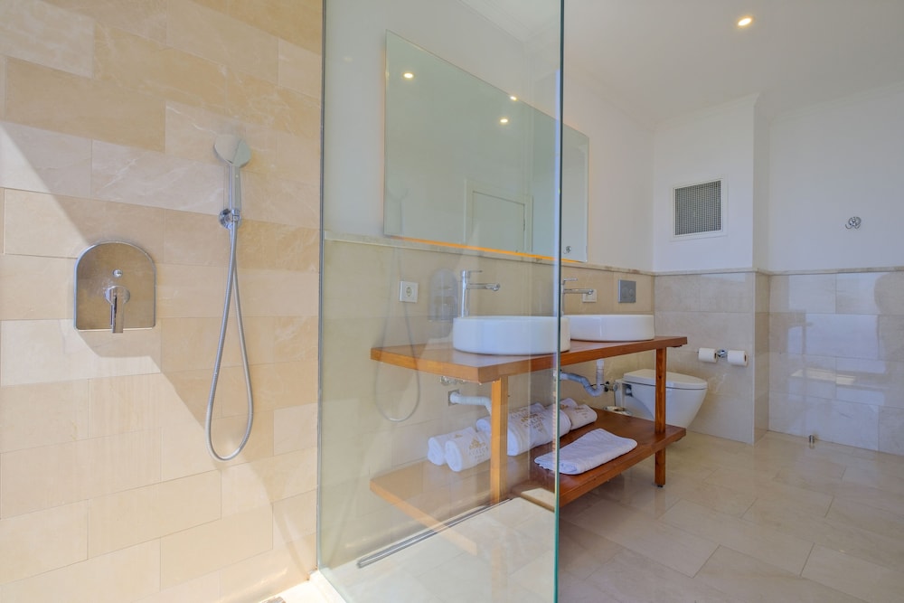 Deluxe Double with Bathtub - Photo 3