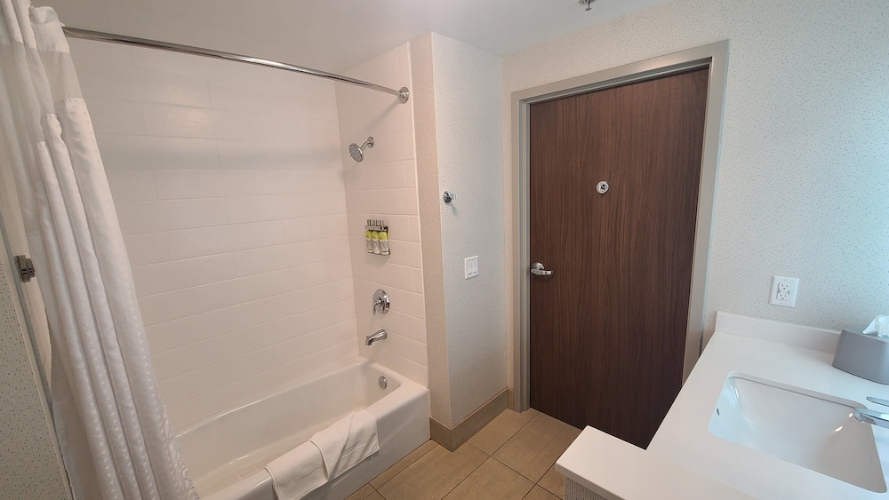 Standard Room, 2 Queen Beds, Accessible, Non Smoking (Communications) - Photo 6