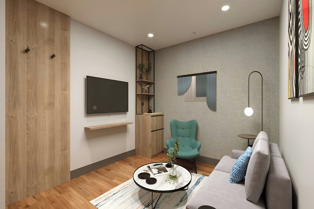 Executive Suite, 1 King Bed, Balcony (City View) photo 2