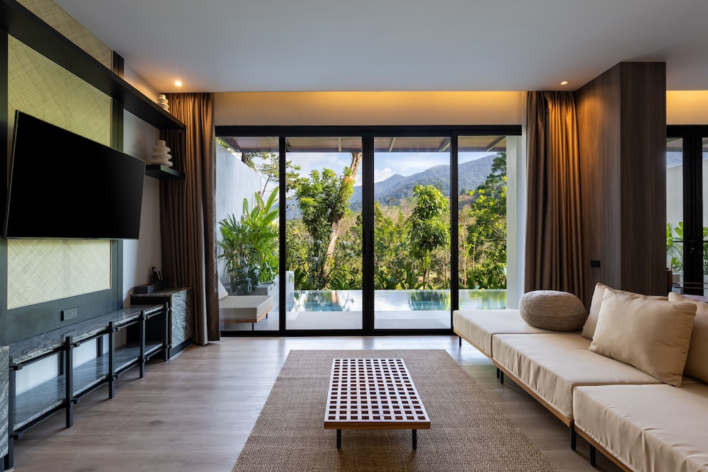 Mountain View Pool Suite - Photo 6