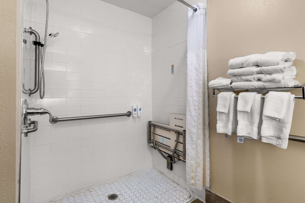 Room, 2 Queen Beds, Accessible, Non Smoking - Photo 4